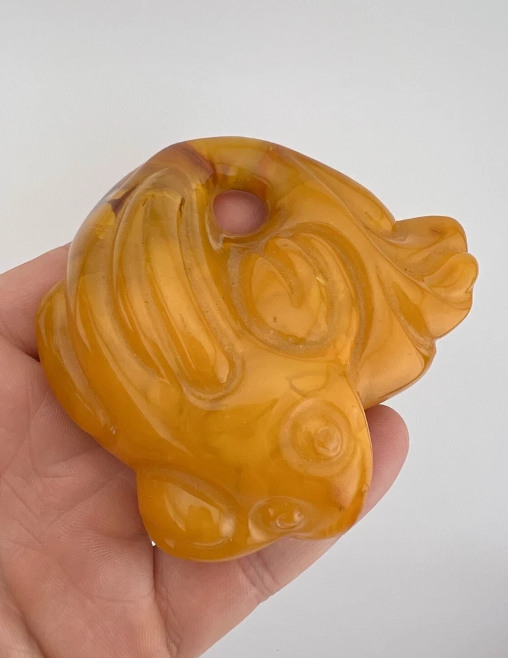 Antiguo colgante chino antiguo caramelo yema de huevo ámbar tallado pez koi 100 g Foto 2 de 4