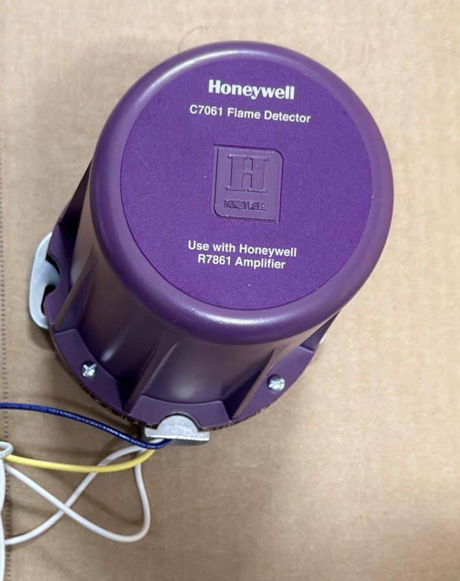 Honeywell C7061A1012 UV Flame Detector 120VAC NEW Open Box R7861