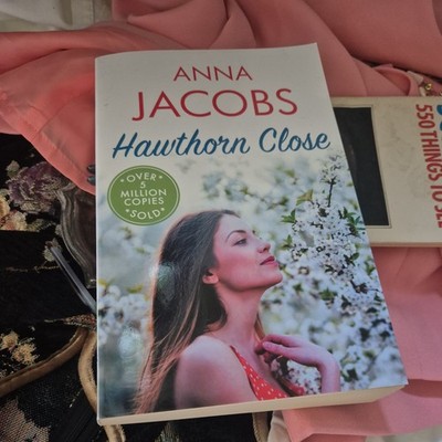 Hawthorn Close : A Heartfelt Story 