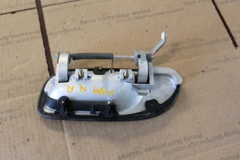 Volvo S60 2005 manija de puerta trasera del lado derecho del pasajero plateada Foto 2 de 4