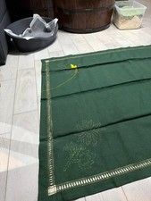 Tovaglia verde ricamata da completare con orlo lavorato con gigliuccio