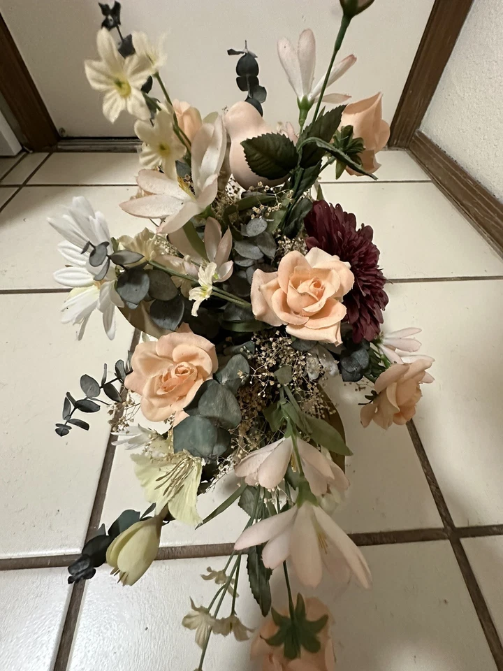 Maceta de latón envejecido con arreglo floral de seda 18" W X 12” T eucalipto y varios Foto 3 de 4