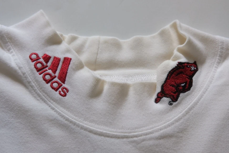 Camiseta Adidas NCAA ARKANSAS RAZORBACKS FUTEBOL VINTAGE ANOS 90 RETRÔ GOLA SIMULADA TAMANHO G - Imagem 4 de 4