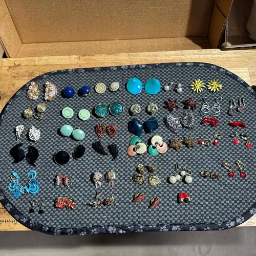 Lot of 39 pairs vintage costume jewelry /clip earrings gold,silver,multi colors.