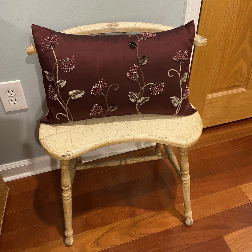 Almohadas de seda rojo borgoña borlas con cuentas lumbares con adornos florales 3 Foto 3 de 4