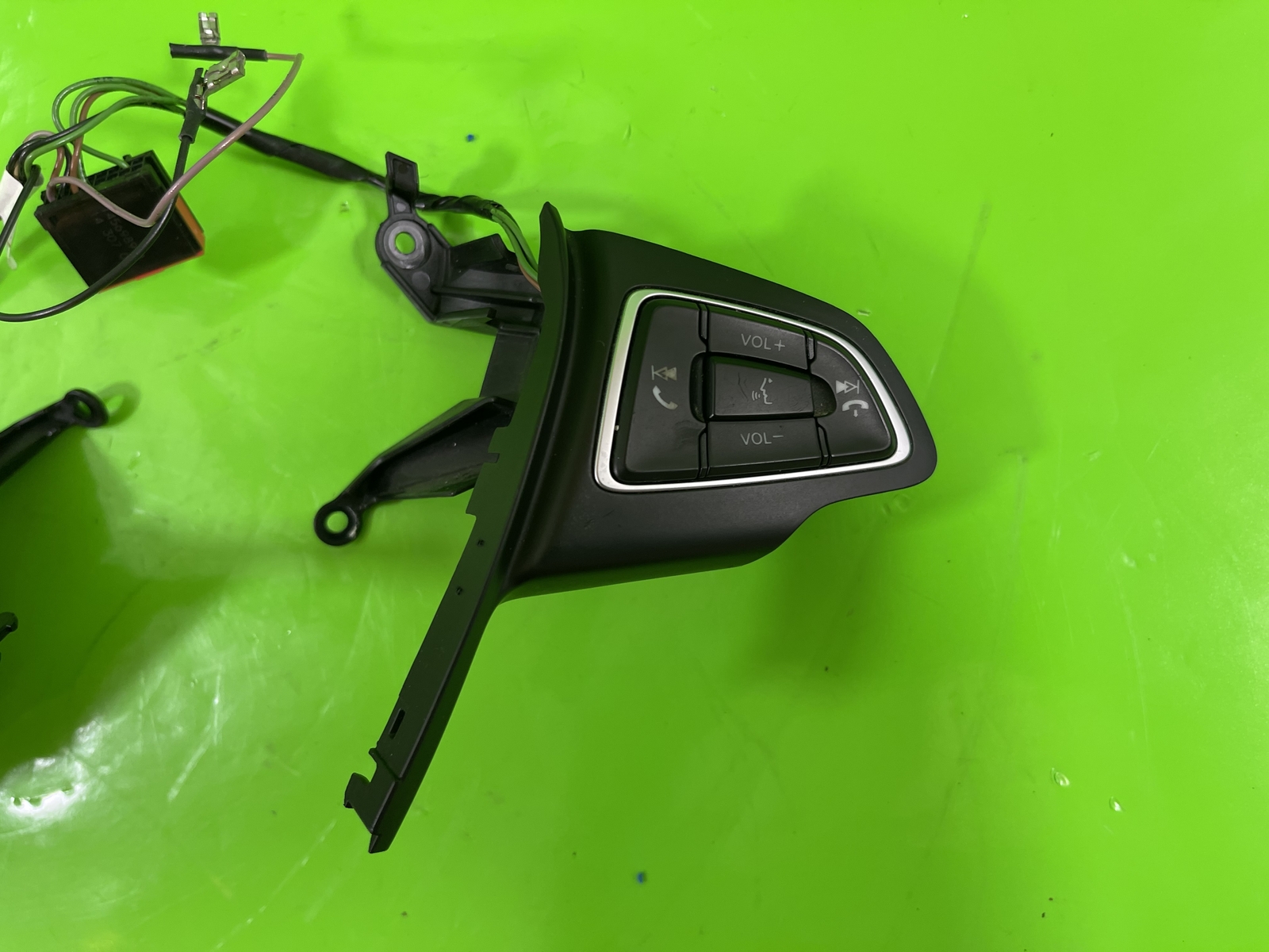 FORD FOCUS MK3 MULTI FUNCTION STEERING WHEEL CONTROL BUTTONS SWITCHES