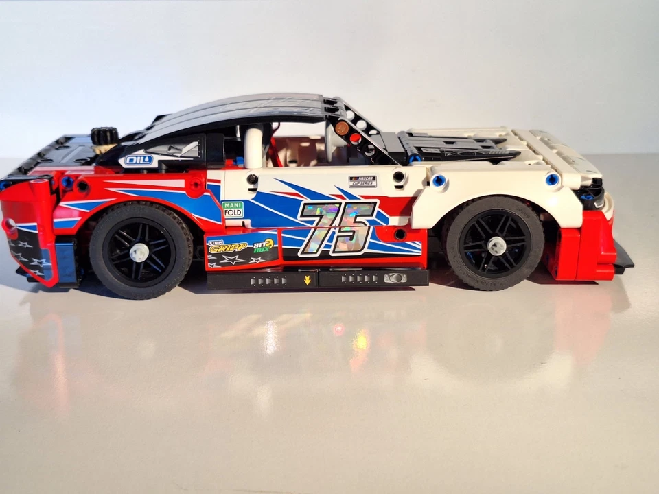 Lego Technic 42153 Nascar Camaro Nextgen 100% Complete. 672p. No Manual Or Box - Image 3 of 4