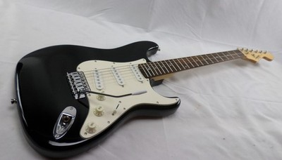 Squier Fender Strat SE E-Gitarre Black Stratocaster 45 mm volle Dicke