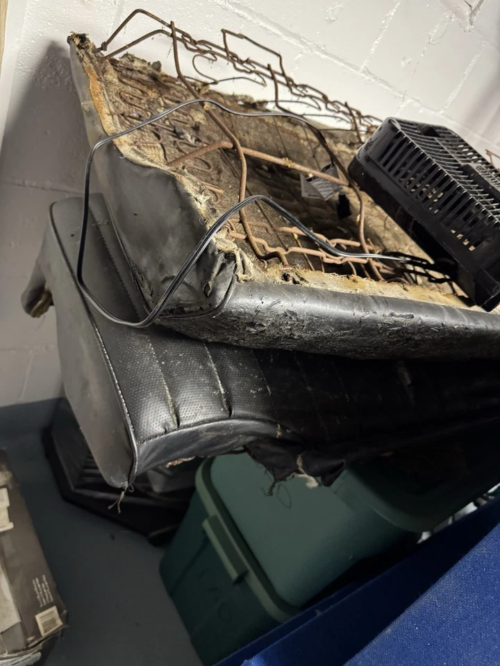 Asientos con canastilla de carrocería GM A y asiento trasero y paneles de puertas nunca usados Foto 3 de 4