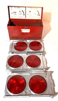VINTAGE 3 REFLECT-O-FLARE SET HIGHWAY FLARE ARROW SAFETY DEVICE METAL BOX