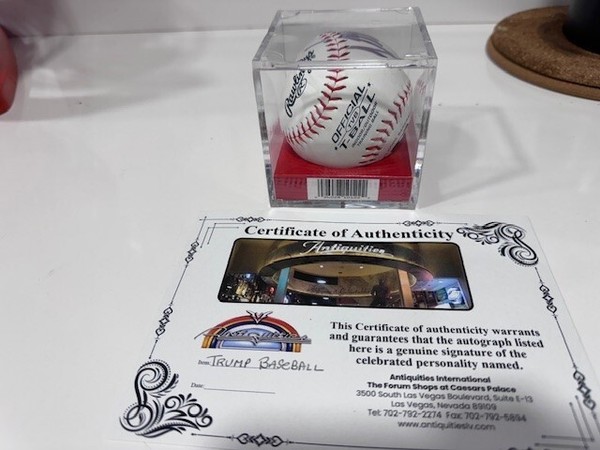 DONALD TRUMP ORIGINAL BEISBOL FIRMADA A MANO CON COA