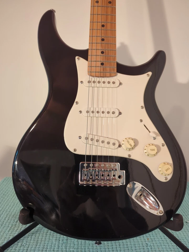 Behringer Stratocaster - Guitarra eléctrica negra con estuche Foto 2 de 4