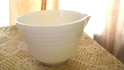 1950's Pyrex Hamilton Beach Mixer Small 6.5'' White Glass Mixing Bowl w/Spout