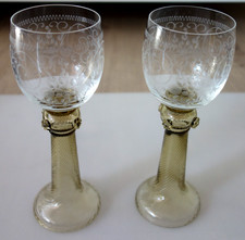 Antik Glas 2 edle Weingläser Theresienthal Radgravur Beerennuppen Hohlschaft