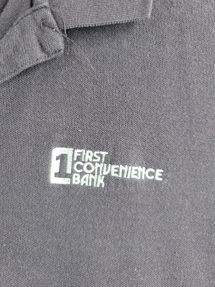 Camisa polo púrpura ligera con logotipo de First Convenience Bank para mujer XL Foto 4 de 4