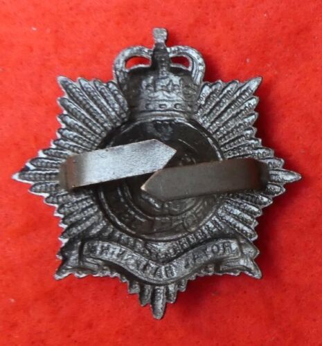 Hampshire Regiment Queens Crown cap badge - Picture 2 of 2