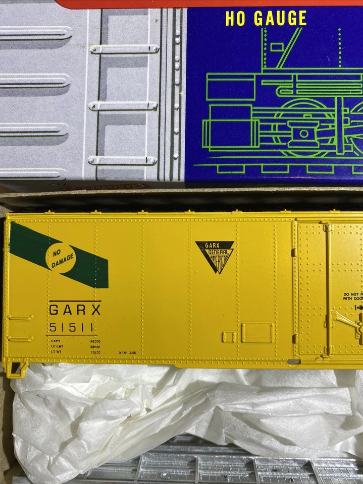 HO SCALE TRAIN. 50’ GARX BOX CAR. 1235 C & N W. ROUNDHOUSE. Made In USA. SALE!!! - Image 2 of 4