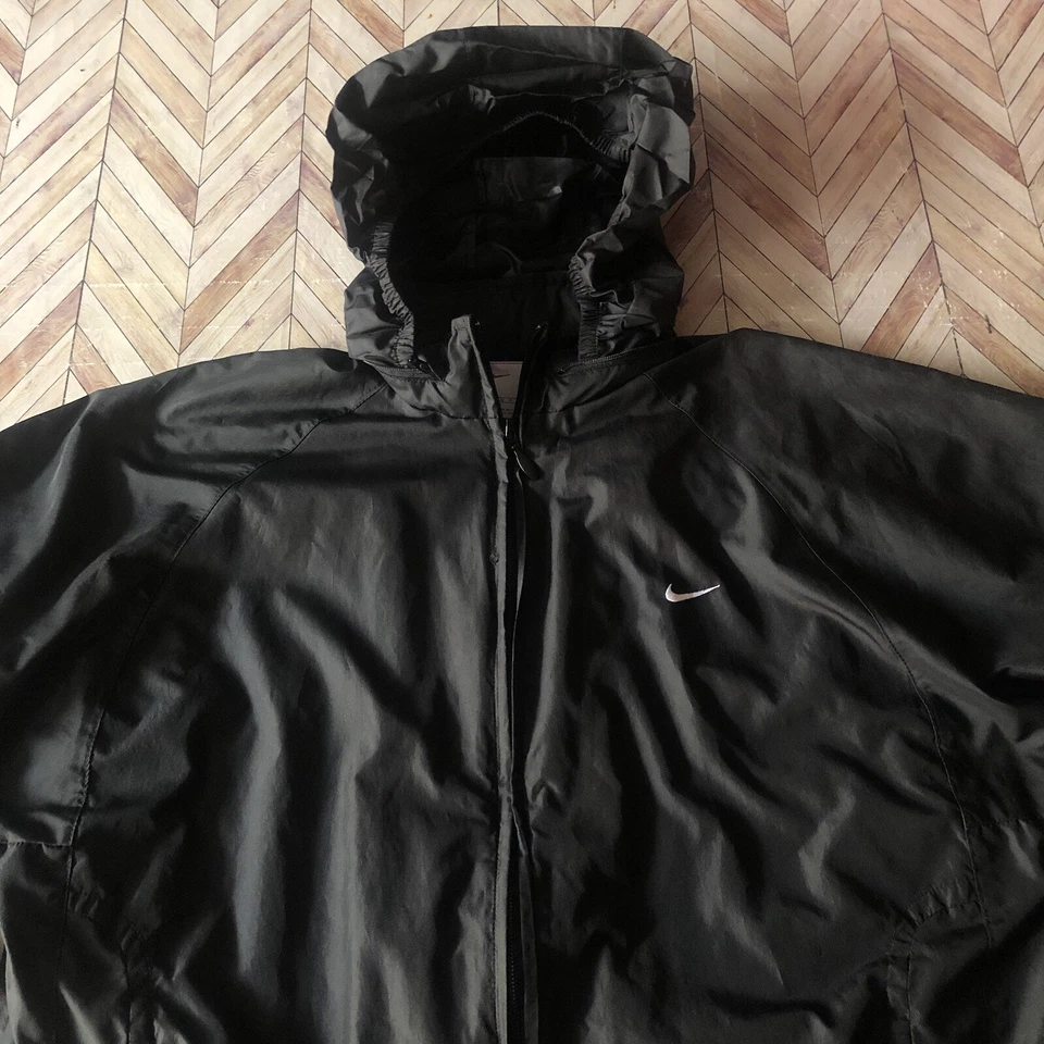 Cortavientos con capucha oculta Nike para mujer. Cremallera completa. Negro. Talla S (4-6) Foto 2 de 4