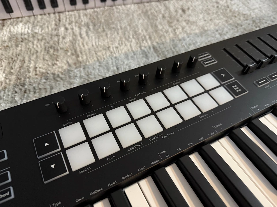 Novation Launchkey 61 MK3 Midi Keyboard Black - Image 2 of 4