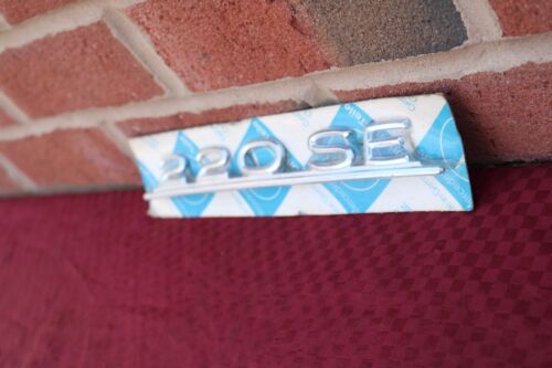 MERCEDES BENZ 220SE W111 W128 NOS EMBLEM BADGE 111.817.0215 - Picture 2 of 6