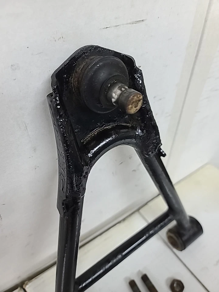 1998 98-01 YAMAHA GRIZZLY 600 YFM600 4X4 FRONT RIGHT LOWER CONTROL ARM Foto 2 de 4