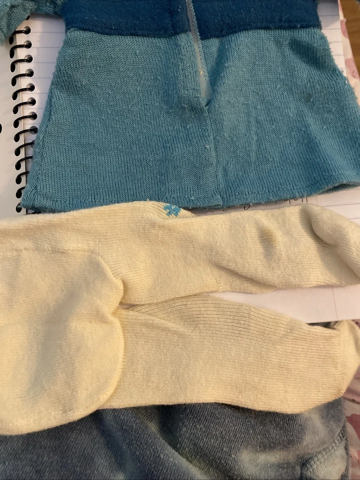 Lote de roupas vintage Bitty Baby - Vestido azul, meia-calça combinando, fralda, chapéu social - Imagem 4 de 4