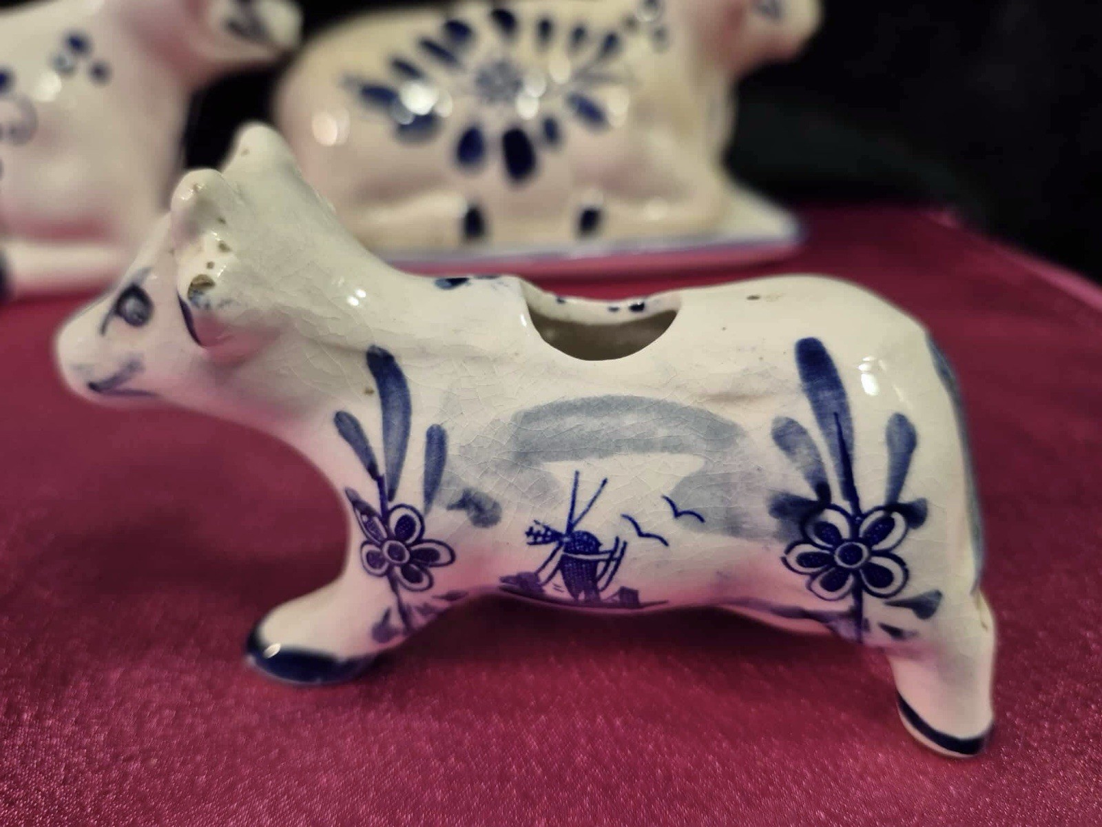 Cute Vintage Country Kitchen Cow Decor in Classic Delft Style Blue & White Cows