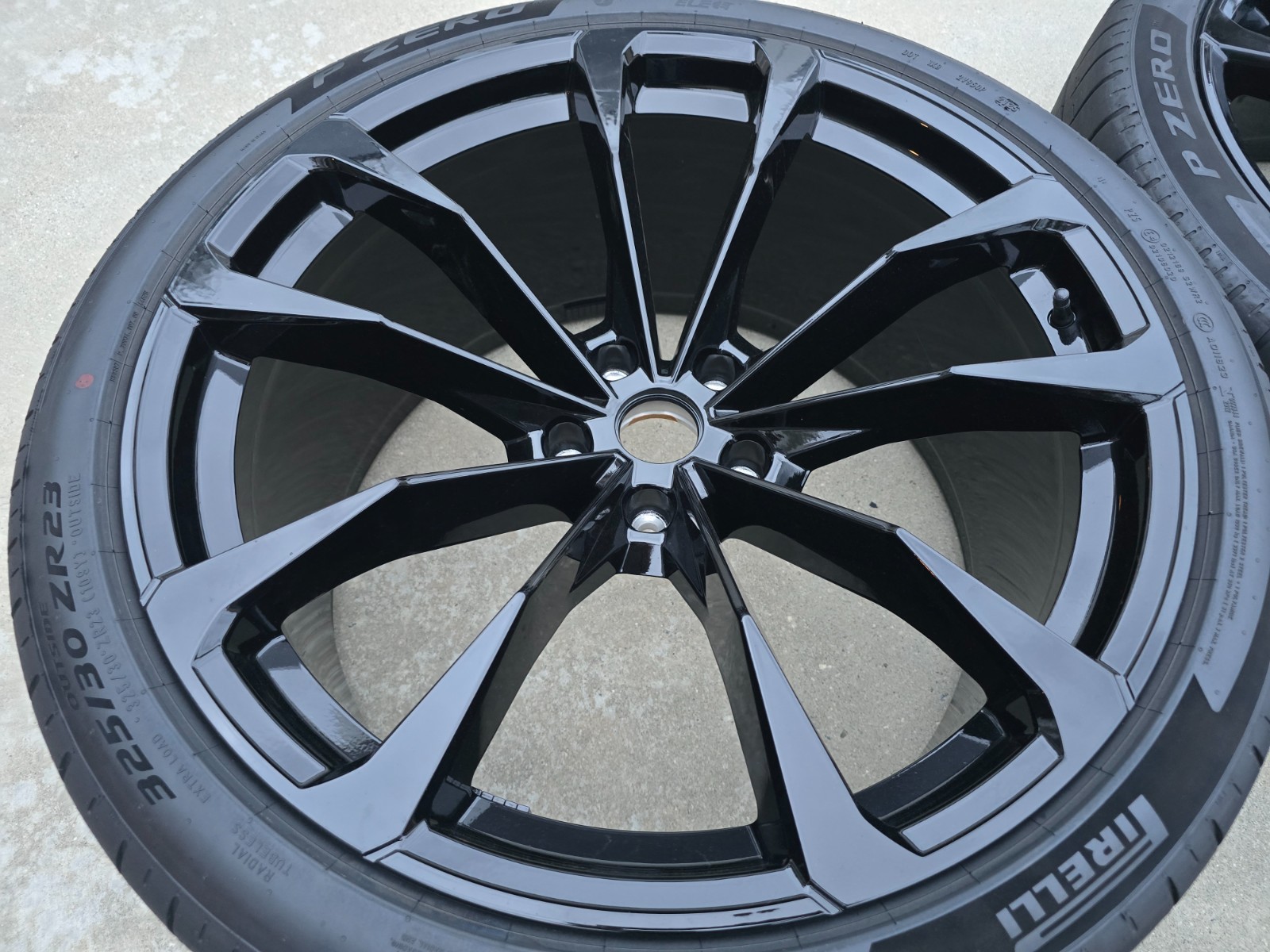 2025 23" Lamborghini URUS black OEM factory wheels