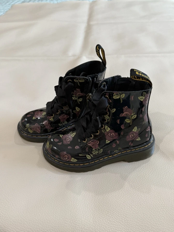 Botas de combate Dr. Martens com zíper e cadarço couro envernizado rosas pretas crianças tamanho 12 - Imagem 3 de 4