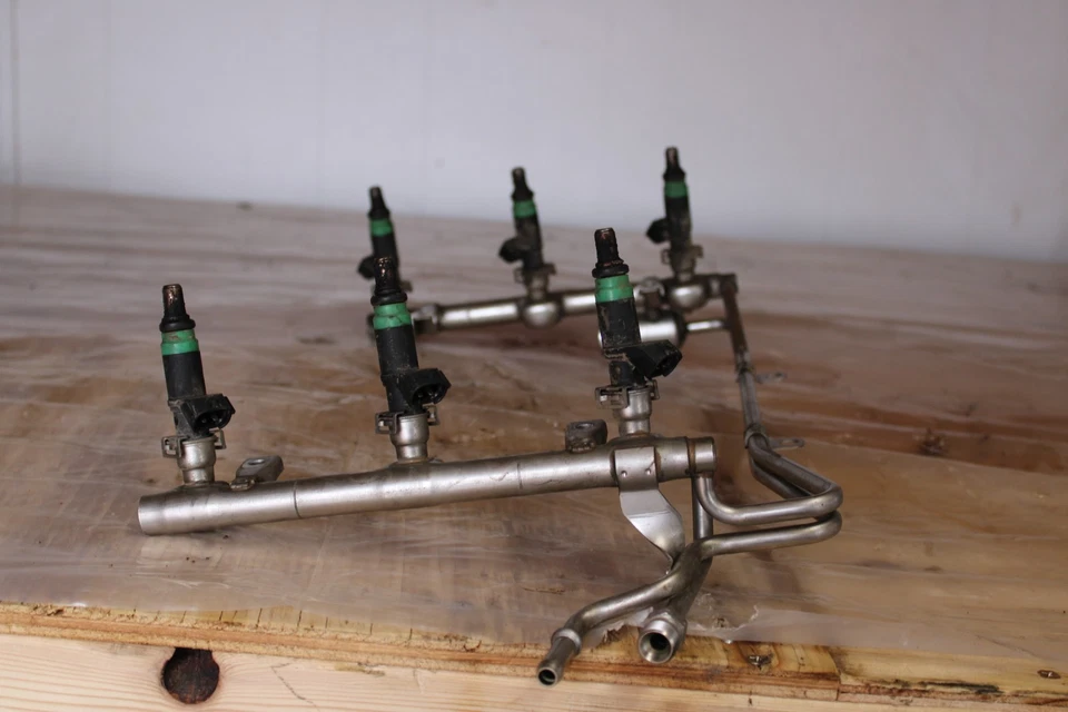 Топливная рейка с инжектором 2002 - 2005 Audi A4 - Изображение 3 из 4