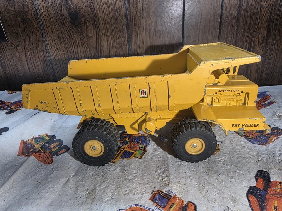 Camión de volteo hidráulico Ertl International Harvester de colección Foto 2 de 4