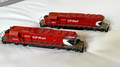 ZWEI xATHEARN HO SD40-2 CP RAIL DUMMY LOKOMOTIVEN Canadian Pacific