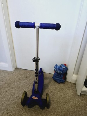 Micro Scooters Mini Micro Scooter blau beleuchtete Räder mit aufsteckbarem Drachen