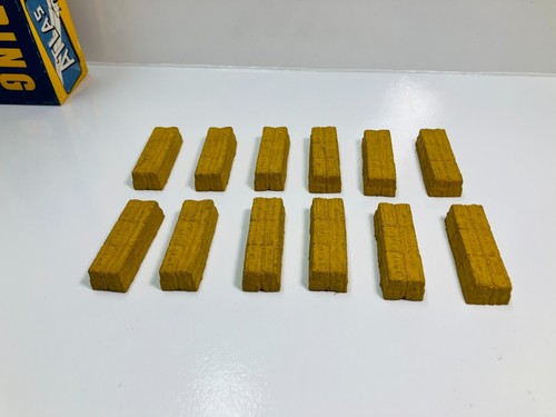 ATLAS ~ 12 ~ AURORA SLOT CAR RUBBER HAY BALES HO SCALE NICE PLIABLE ! ~ HTF