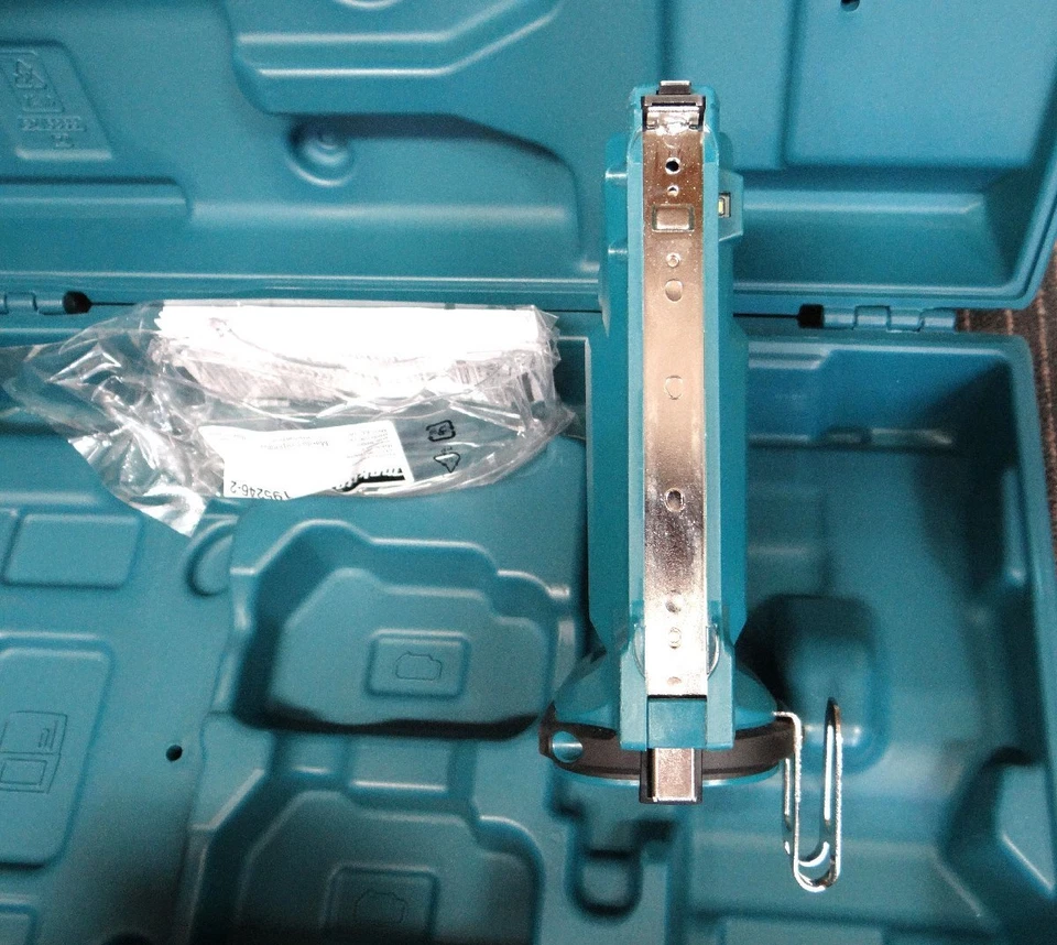 Pistola grapadora inalámbrica MAKITA 18V ST112DZK paso de grapa 10 mm cuerpo ... - Imagen 3 de 4