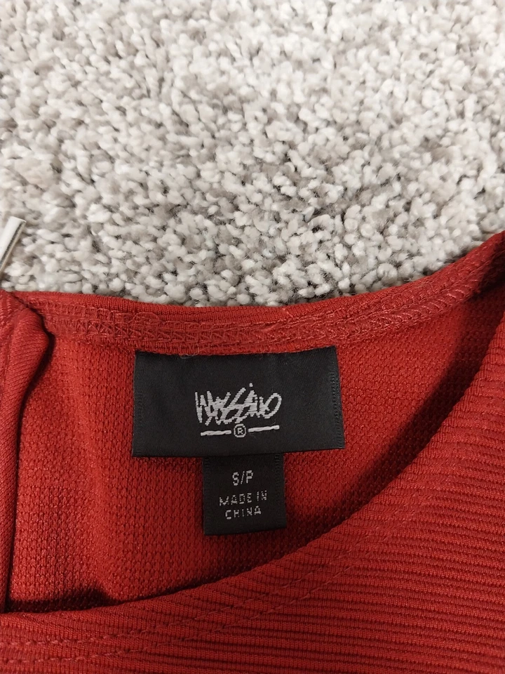 Vestido Mossimo para mujer rojo empleado manga gorra peplum talla pequeña usado en excelente estado Foto 2 de 4