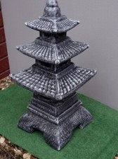 Steinfigur Japanischer Turm Steinlaterne Pagode schwarz weiß patiniert