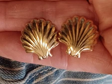 CLASSICAL VINTAGE 14k YELLOW GOLD SEASHELL REPOUSSE POST PIERCED EARRINGS 1 gram