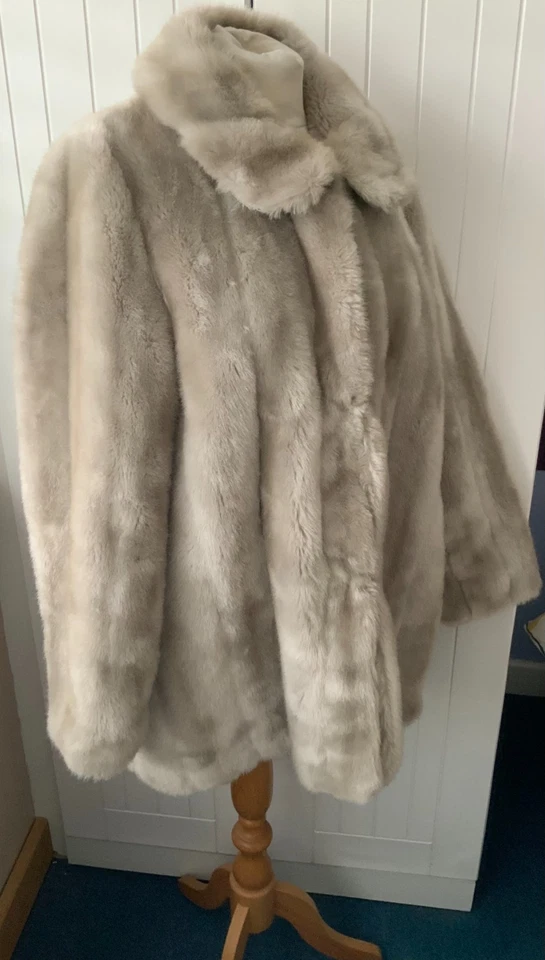 Abrigo/chaqueta de piel sintética beige/ visón claro autógrafo M&S talla UK 20 usado estado Foto 2 de 4