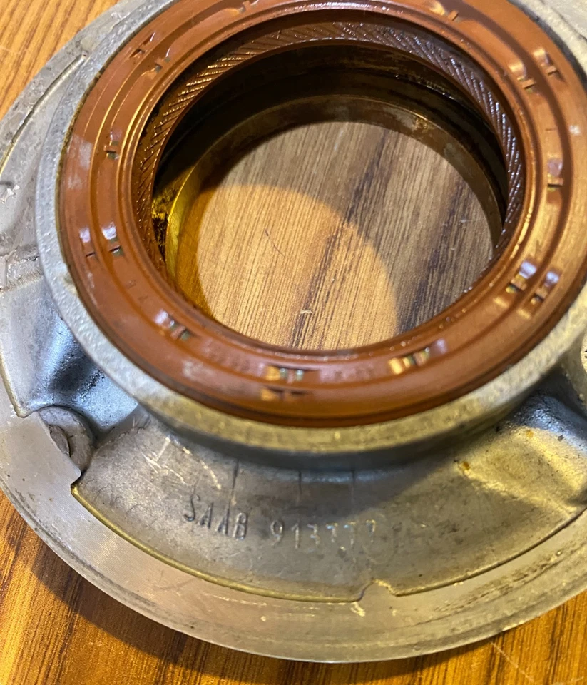Carcasa de bomba de aceite Saab 900, 9-3 y 9-5 Foto 2 de 4