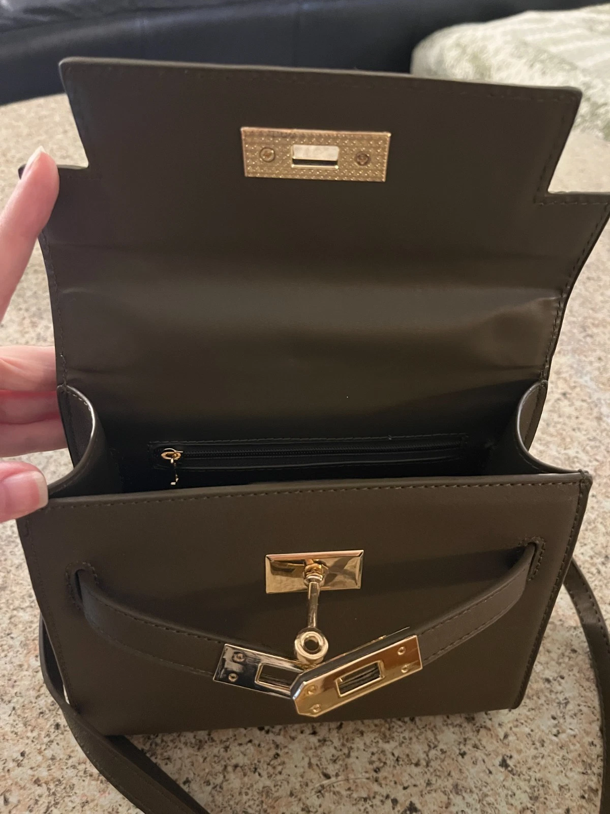 Borsa a tracolla Urban Expressions Mayfair in pelle oliva vegan