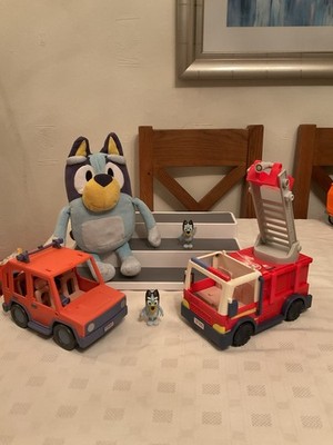 BLUEY ELCH SPIELZEUG KONVOLUT. SINGENDER PLÜSCH, FAMILIENAUTO, FEUERWEHR & FIGUREN (448/D