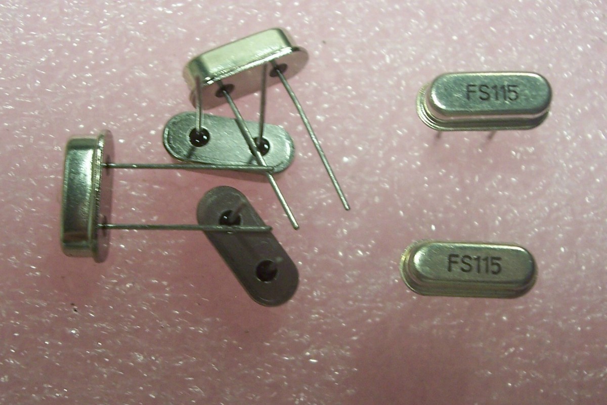 QTY (40) 11.0592MHz CRYSTALS HC49/S 1/2 SIZE FOXS/115 FOX