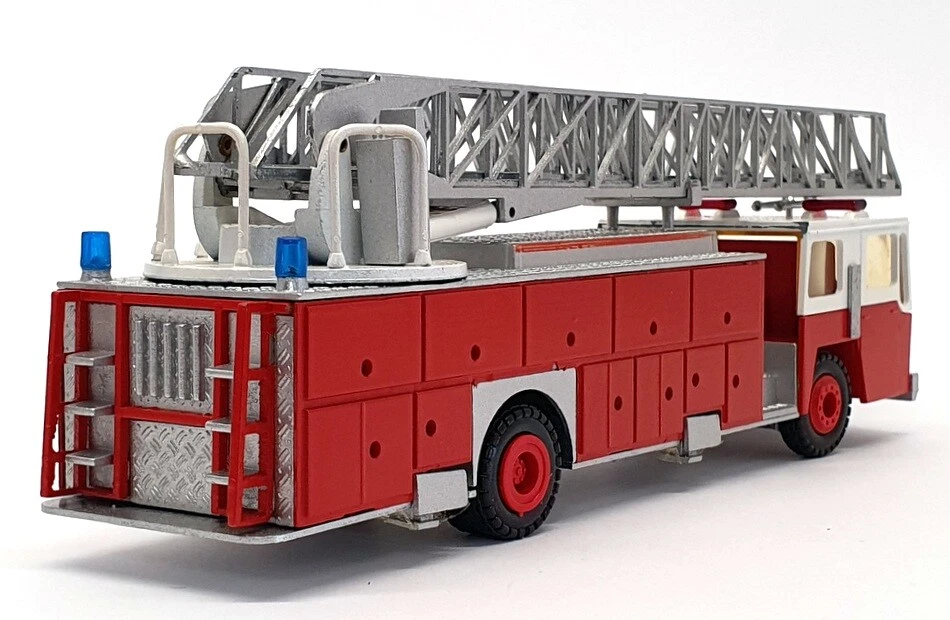 Conrad 1/50 Scale 5502 - Emergency One Fire Engine Truck Rescue Ladder - Image 2 of 4