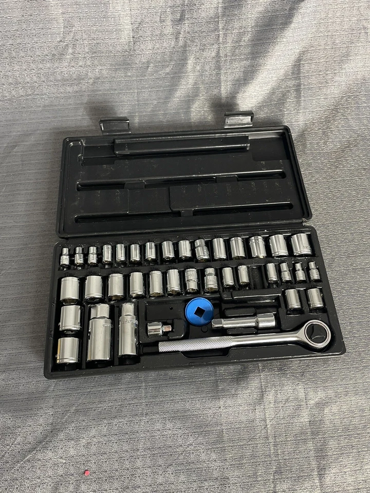 37 Piece Tool Socket Set And 1/4 Ratchet With Case (-)One Piece - Image 2 of 4