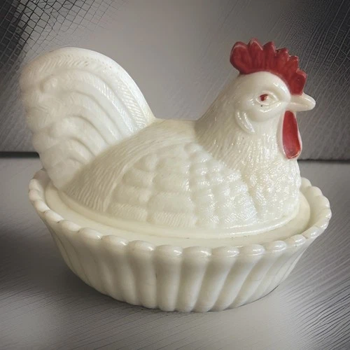 VTG 1940s Westmoreland White Milk Glass Hen on Nest Covered Dish Split Tail