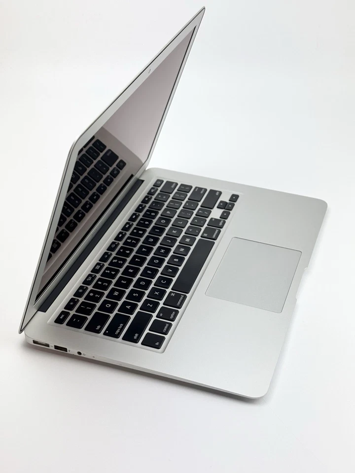 Macbook Air i5 11” 2012 128GB 4GB Silver - Eco Friendly - Image 3 of 4