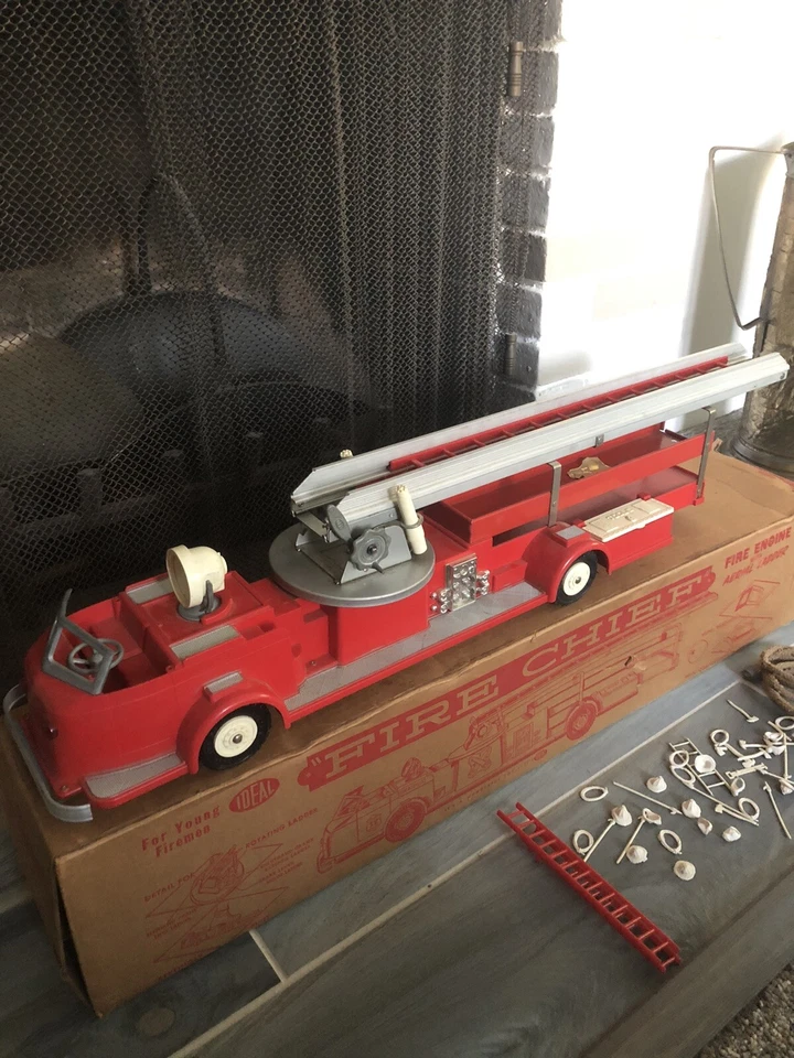 Camión de bomberos Ideal Fire Chief de los años 50 con escalera aérea Foto 3 de 4