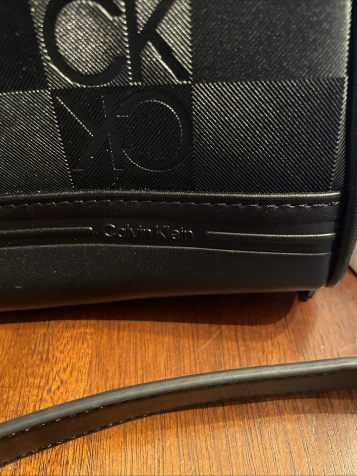 Bolso organizativo de malaquita Calvin Klein en bolso negro a cuadros Foto 3 de 4