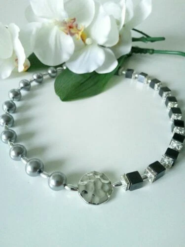 Handgefertigte Modeschmuck-Halsketten & -Anhänger aus Strasssteinen